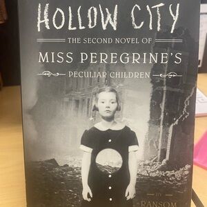 Hollow City: Miss Peregrine's Peculiar Children Book